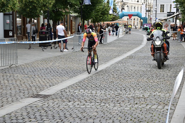 小孩哥表演无实物运球.